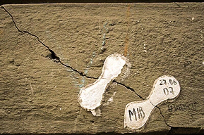 Как установить гипсовый маяк на трещину. Установка маяков на трещины. Гипсовый маяки на трещину в стене. Маяки для измерения трещин в стенах зданий. Металлические маяки на трещины.