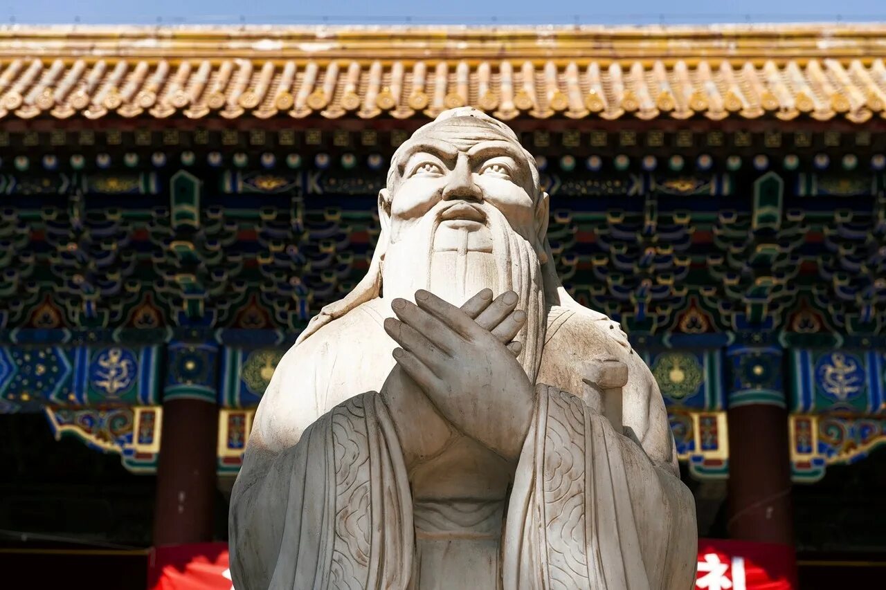 Где было конфуцианство. Конфуцианство в Корее. Статуя Конфуция в Пекине. Статуя Конфуция в Цюйфу.