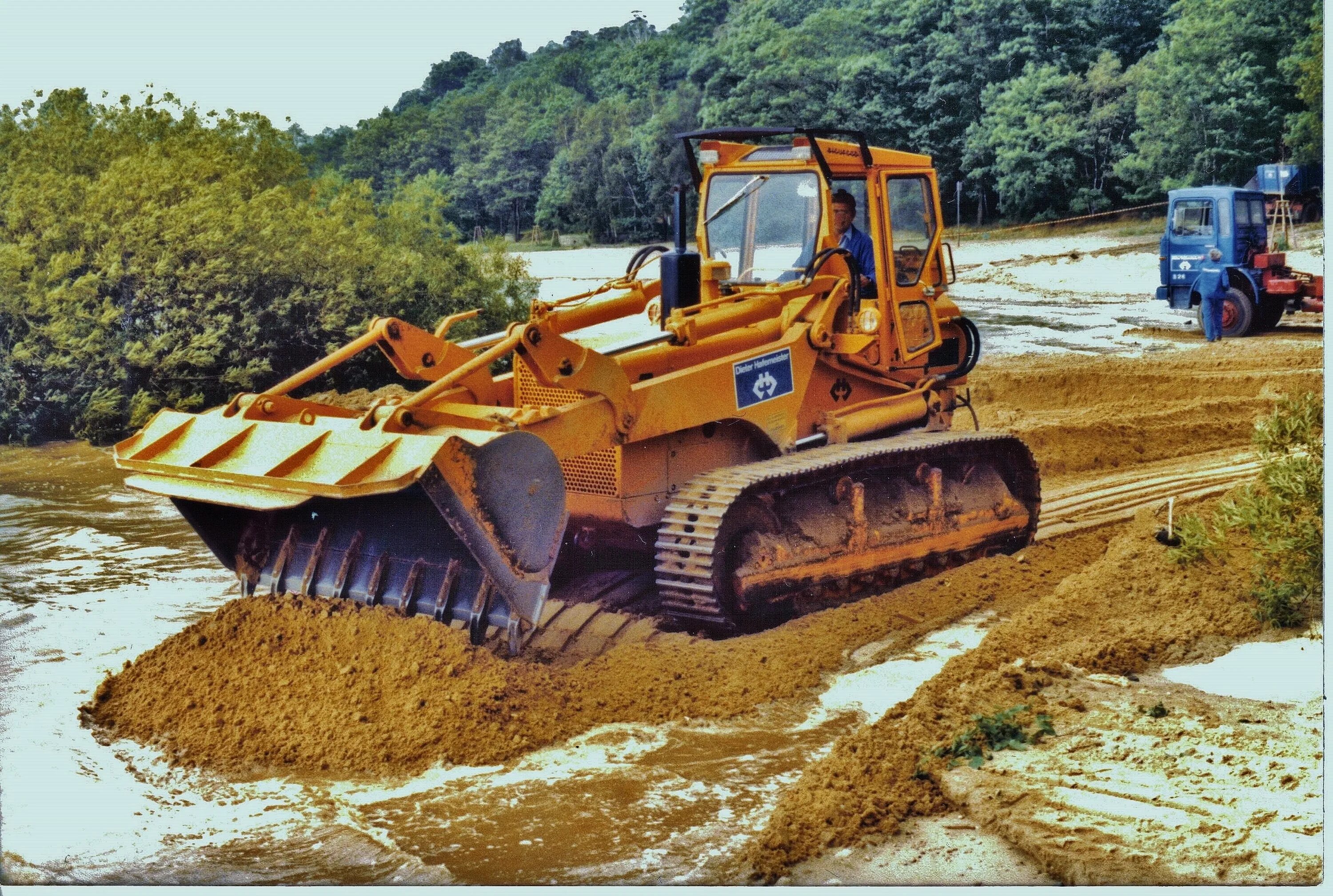 Бульдозер профессия. Бульдозер Doosan гусеничный. Бульдозер 25.7 КВТ. Землеройная машина. Землеройные строительные машины.