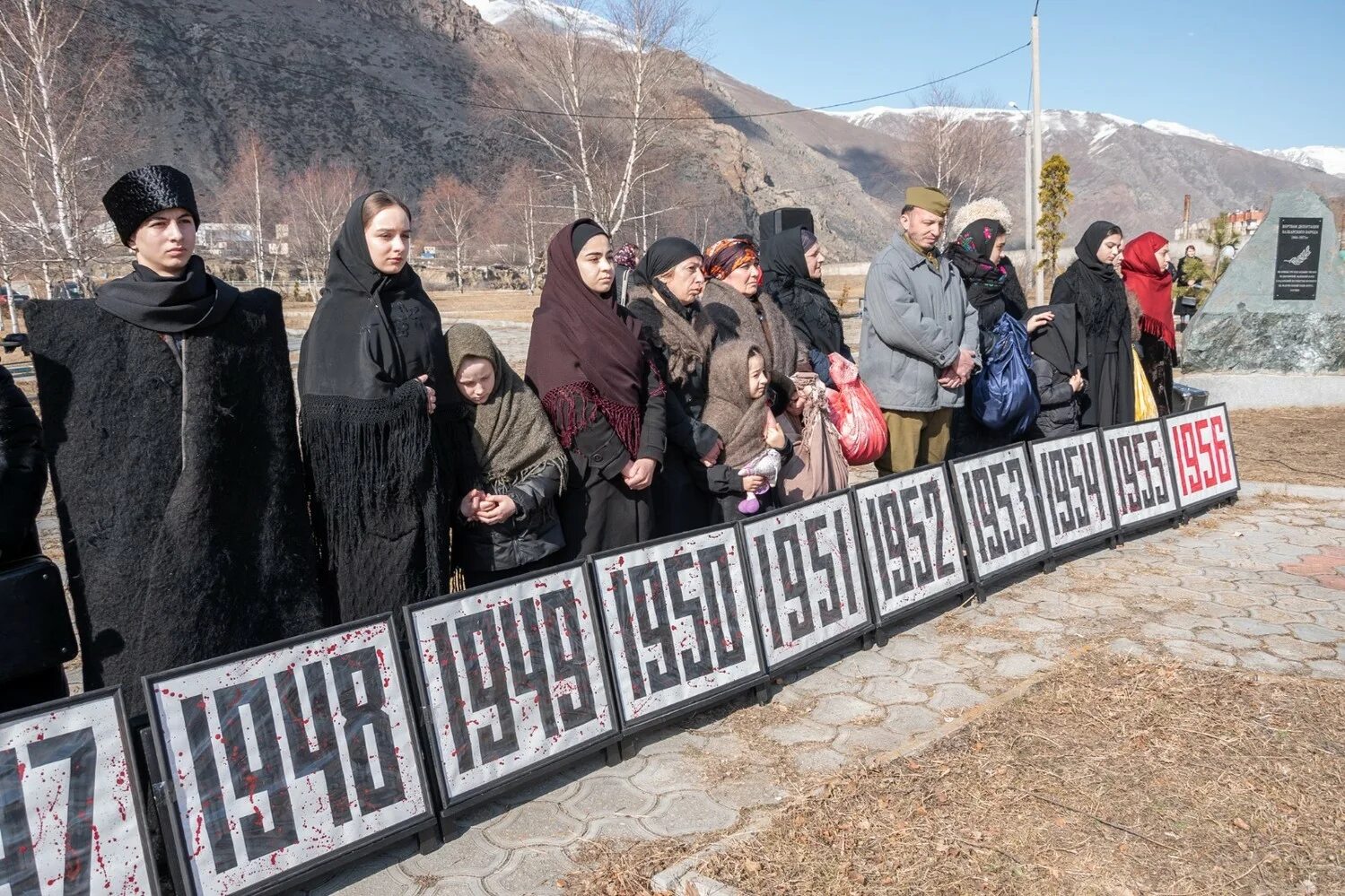 80 лет балкарскому народу. Выселение балкарцев. Памятник жертвам депортации. Депортация балкарского народа. День депортации балкарского народа.