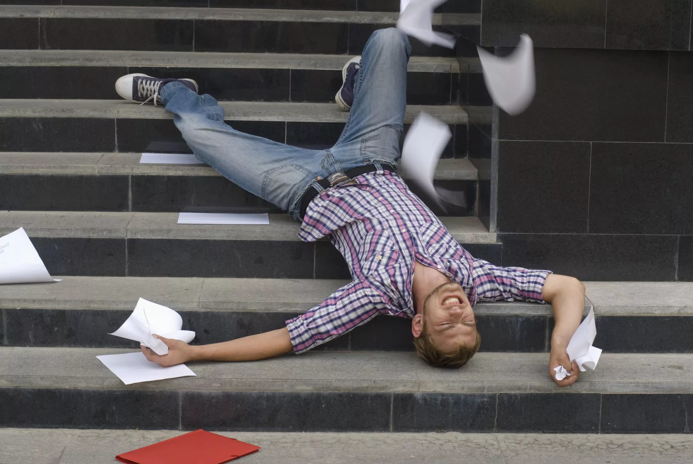 Fallen down speed. Неуклюжий человек. Неуклюжее падение. Неуклюжий мужчина. Падение в офисе.