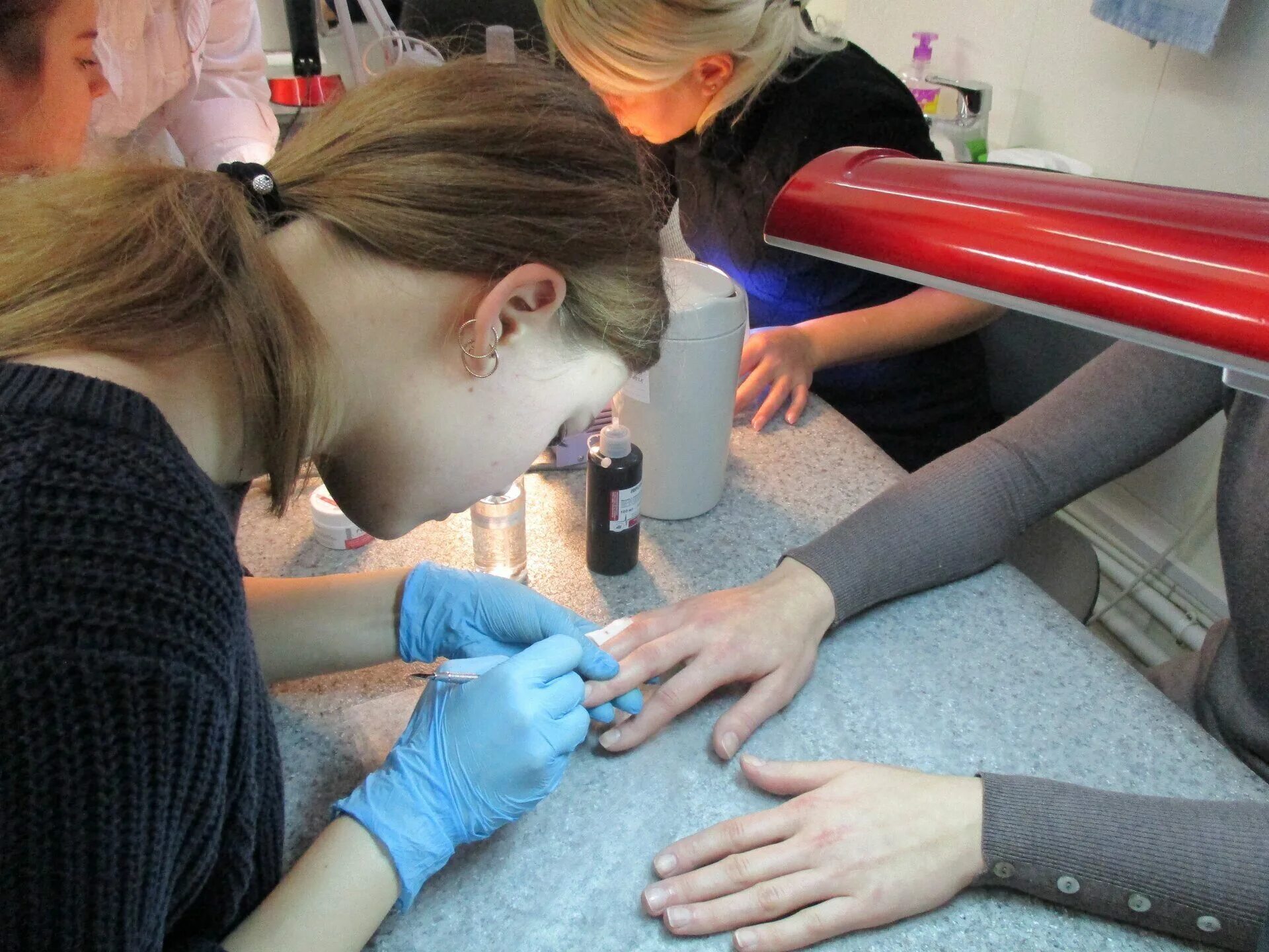 Мастер маникюра. Повышение квалификации маникюр педикюр. Курсы обучения маникюру ростов. Выучиться на маникюршу. Школа эми в ростове на дону.