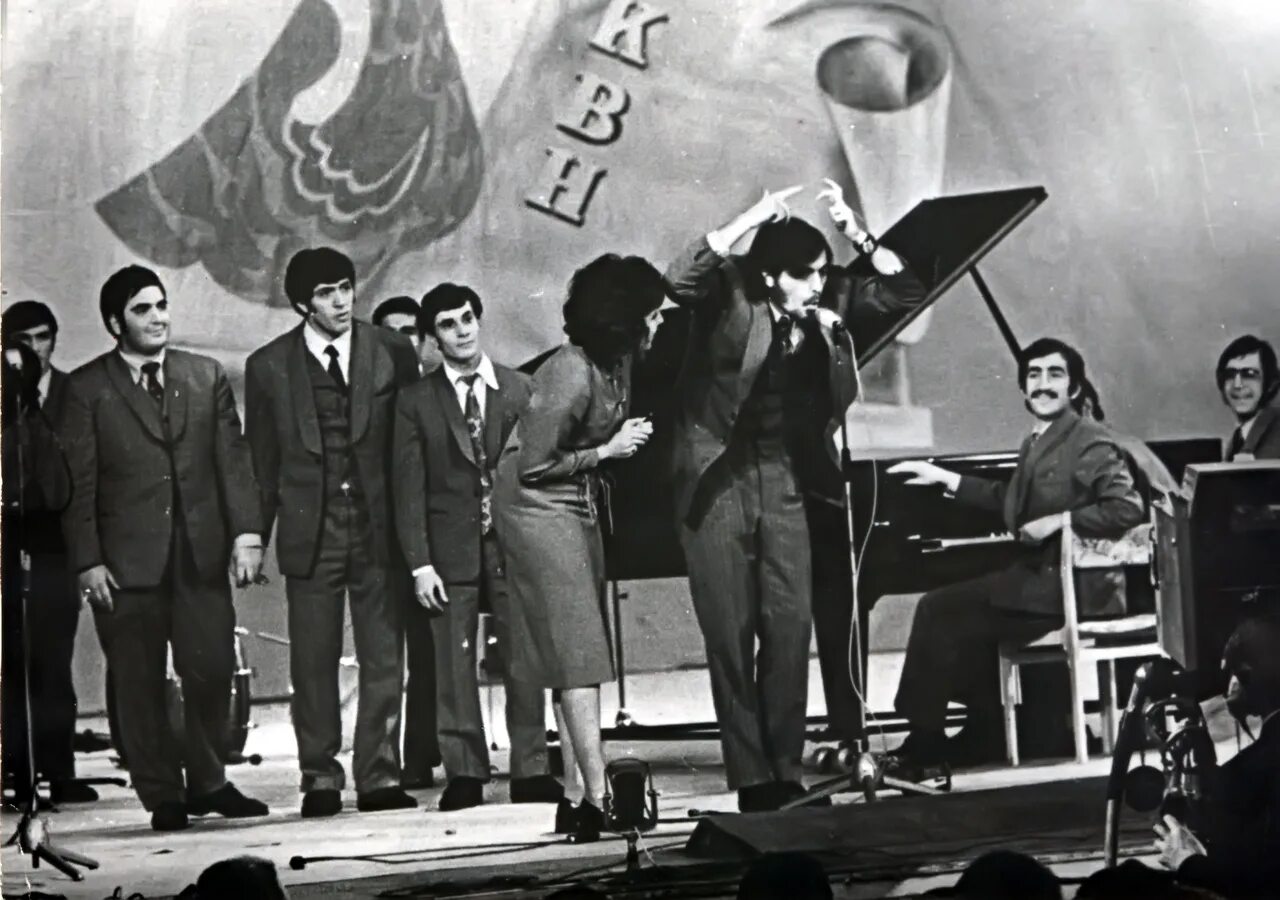 Советские новогодние книги. Первый повеселее. Ленин молотов сталин. Веселые поздравления с 1 мая. Веселые картинки журнал.