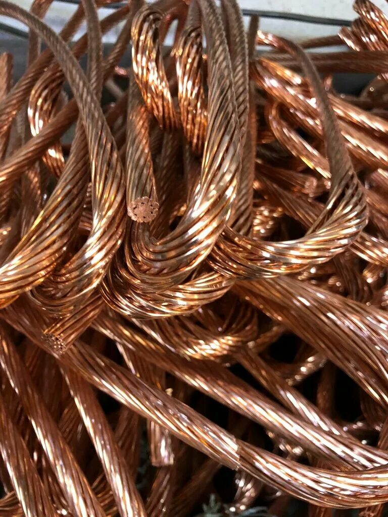 лом металла. где сдать металл. куча металлолома. лом чугунный с пятнами крови. где сдать металл.