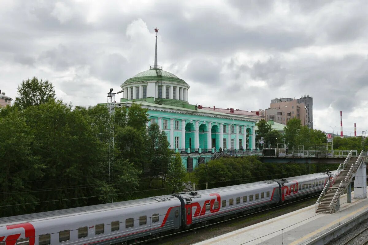 Мурманск железная дорога. Мурманск ж.д вокзал. ЖД вокзал Мурманск. РЖД вокзал Мурманск. Железнодорожный вокзал Мурманск, Мурманск.