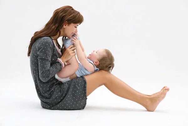 Ребенок сидит на коленках у мамы. Ребенок сидит на коленях. Мама сидит на коленках. Сижу у мамы на коленях. Сижу у мамы на коленях.