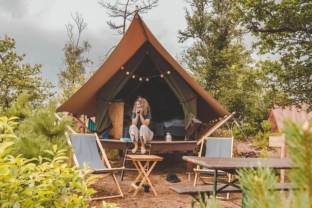 Honey day глэмпинг. Honey day глэмпинг. глэмпинг в скандинавии. глэмпинг холмы. глэмпинг шалаш.