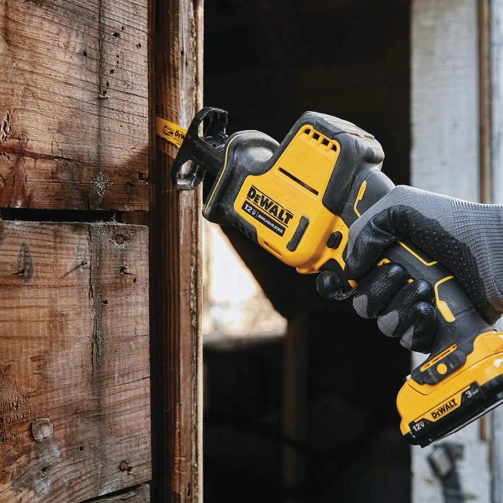 Мини пила аккумуляторная деволт. DEWALT dcs312n. DEWALT dcs312n-XJ. Пила сабельная DEWALT dcs312n. Сабельная пила DEWALT 12в.