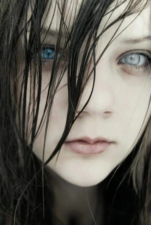 Рыжая с веснушками. Девушка с грустными глазами. Онхоцеркоз (речная слепота). Слепая девушка. Хината хьюга реалистичный арт.