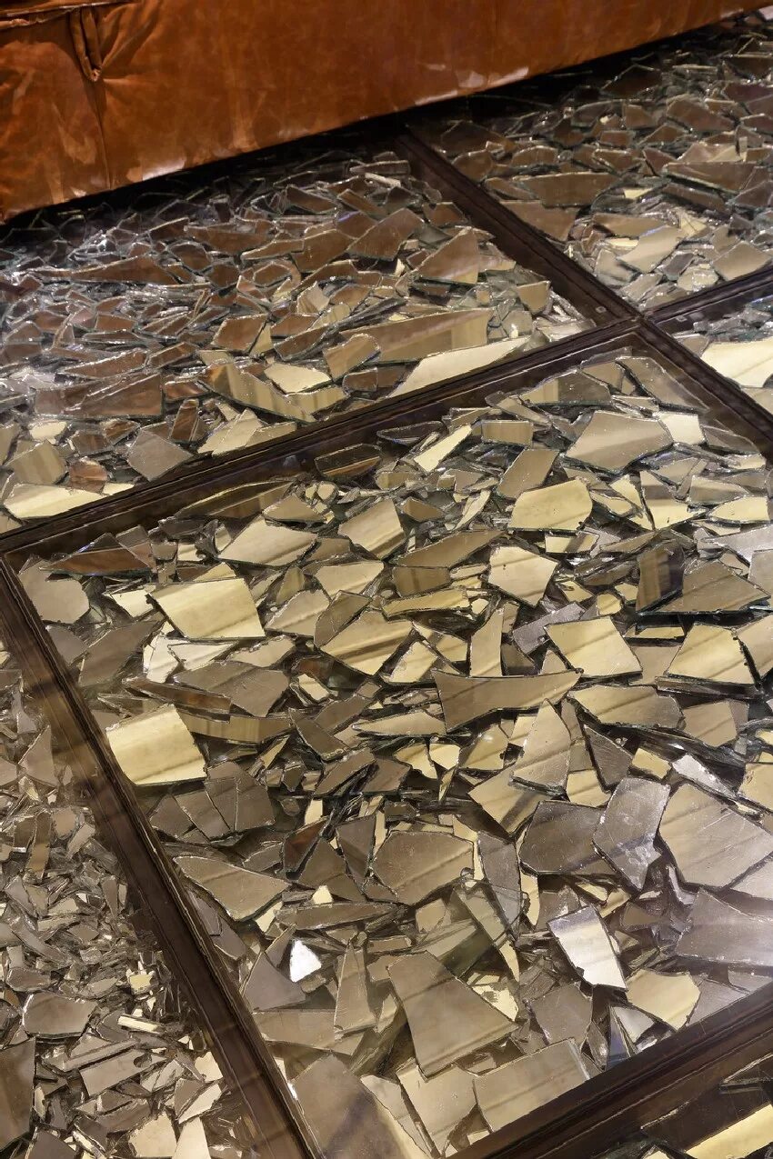 Разбил пол. Стеклянная плитка для пола. Разбитые стекла на полу. Разбитая стеклянная плитка. Пол из разбитого стекла.