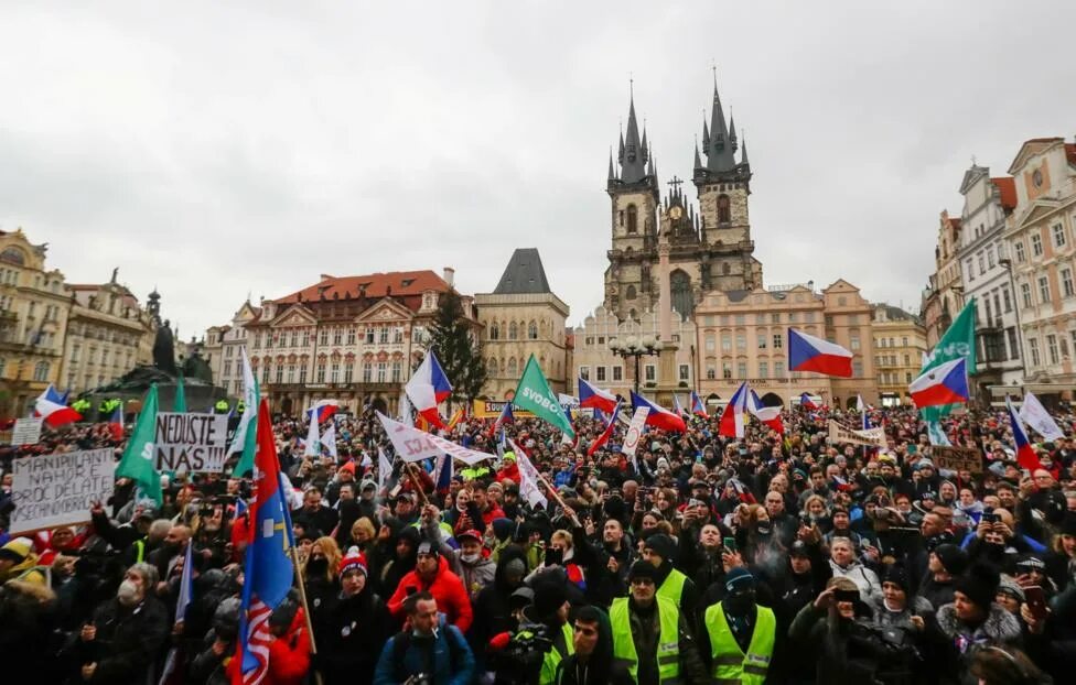 Приезжающие из чехии. Протесты в чехии 2025. митинги в чехии 2025. митинг в праге 2025. митинг в праге 2025.