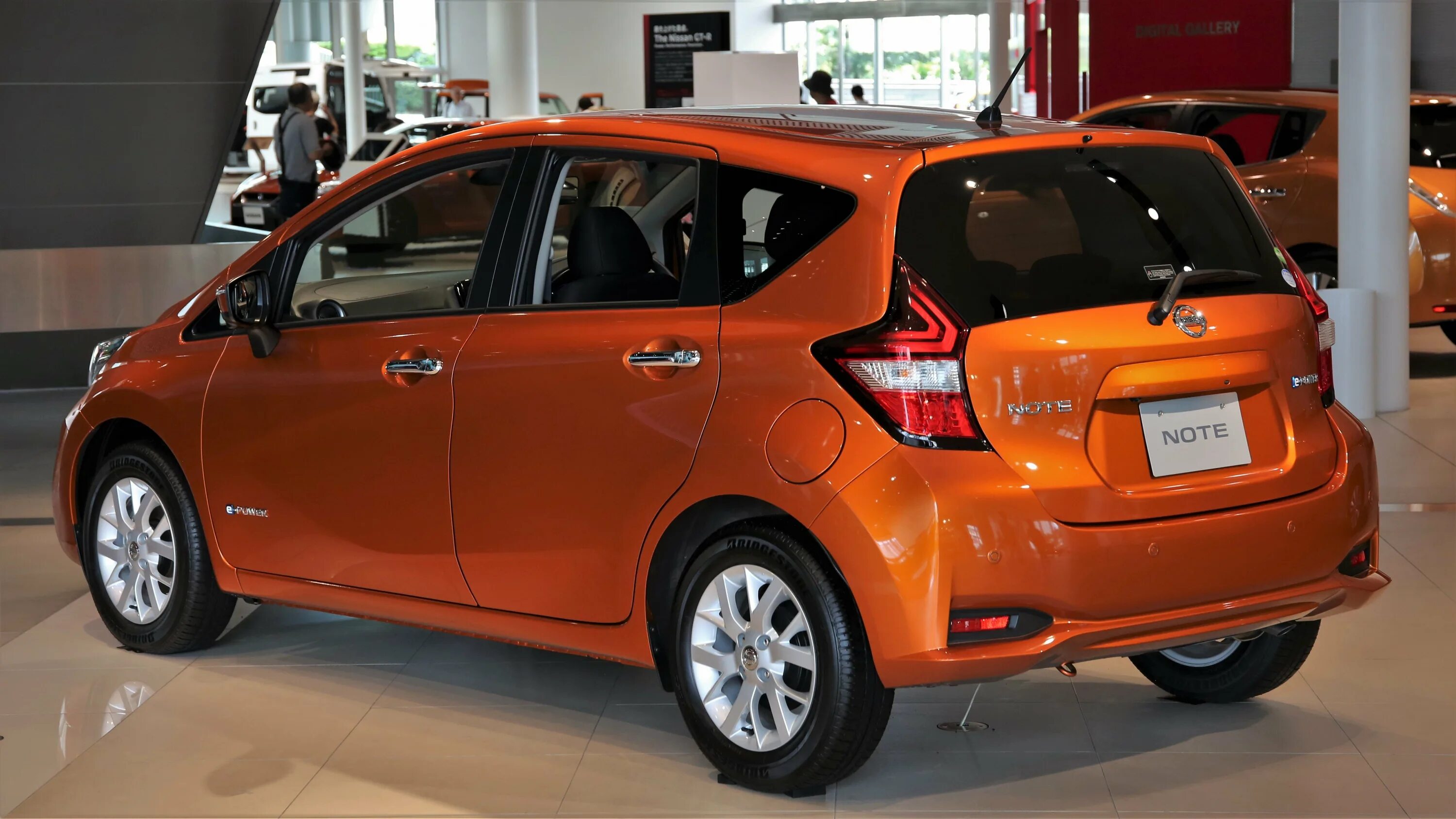 Ниссан ноте гибрид 2017. Nissan note e-power. Ниссан ноут епауэр. Nissan note e-power 2017. Nissan note e-power autech.