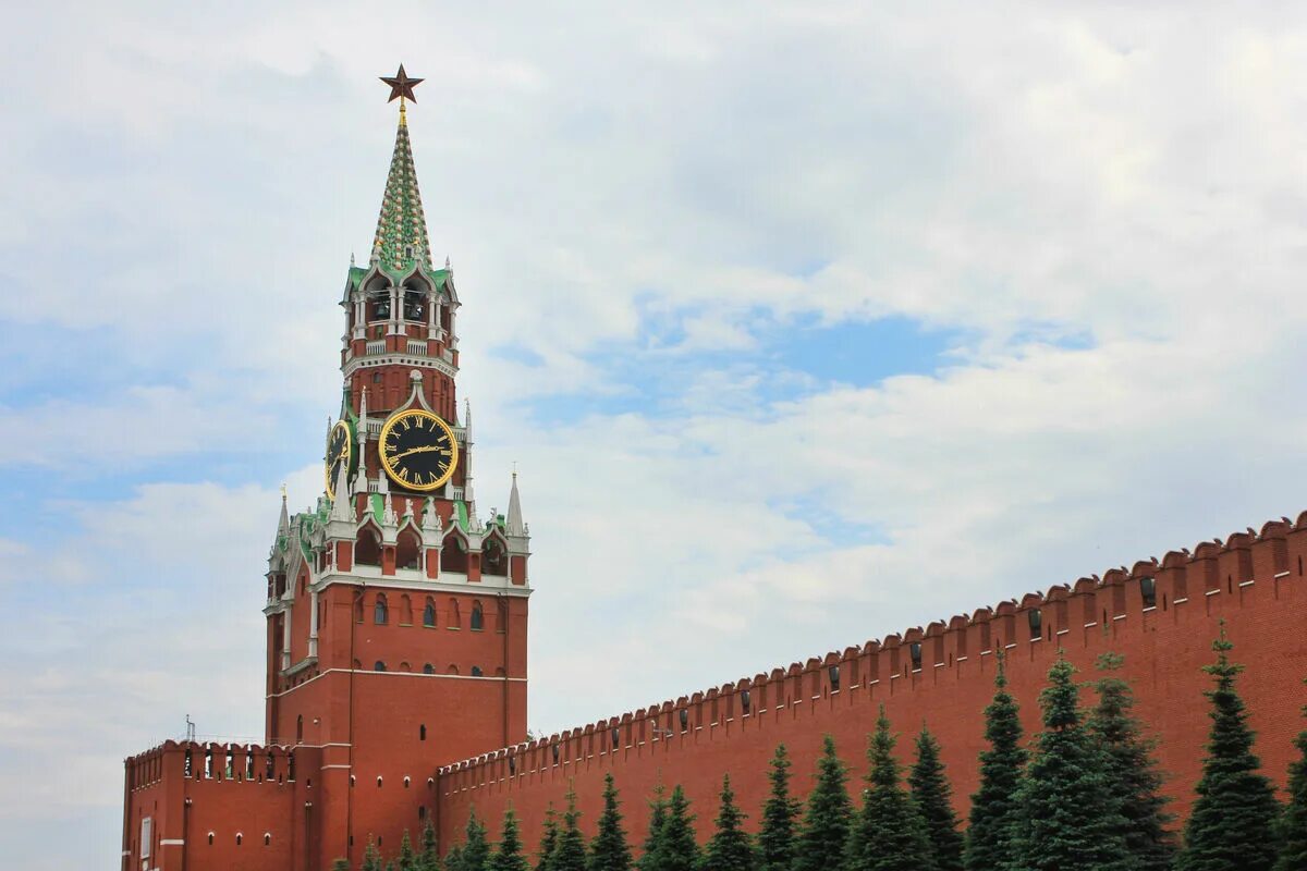 The kremlin was built in. Спасская башня Кремля. Сармат Кремль. Цвет Кремля. Какого цвета Кремль.