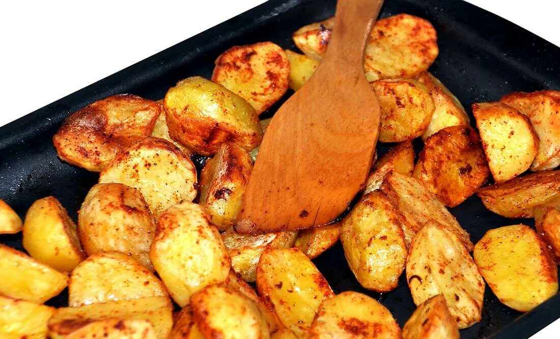 Картошка в духовке. Жареная картошка в духовке. Печёный картофель в духовке. Картошка в духовке запеченная.