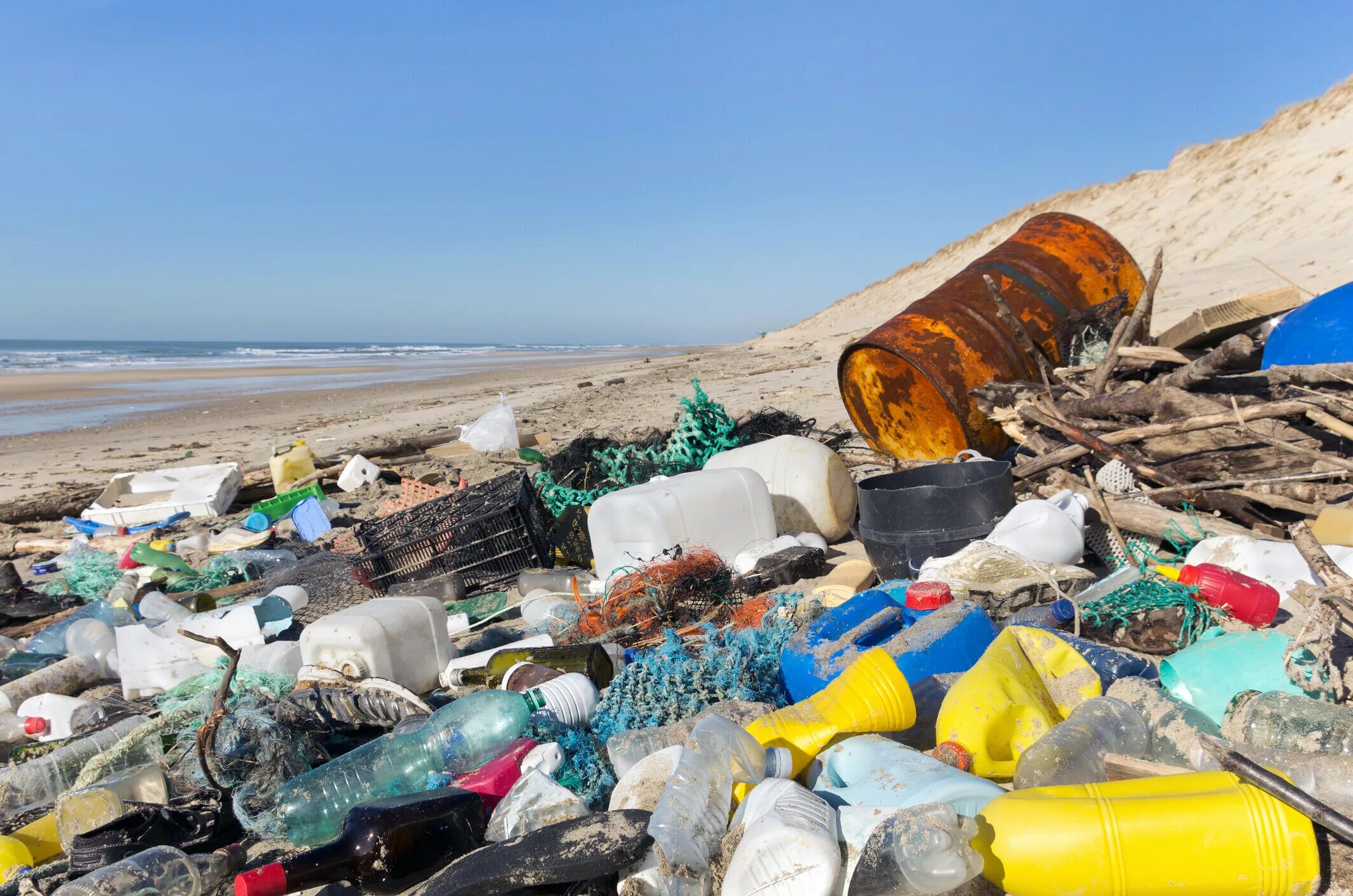 Загрязнение бытовыми промышленными отходами. Пластиковое загрязнение. Бытовые отходы в океане.