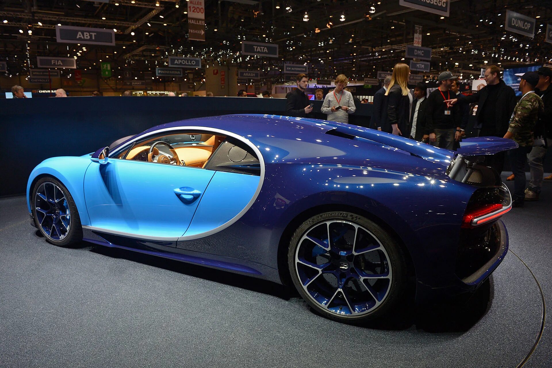 Бугатти ЧИРОН. Бугатти ЧИРОН 2016. Бугатти Вейрон 2016. Автосалон Bugatti Chiron. Bugatti chiron в рублях