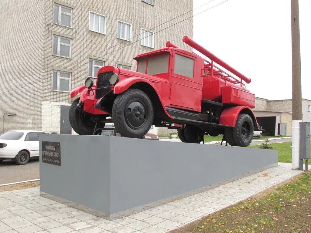 Памятник пожарному автомобилю. Памятник ЗИС 5. Пожарный автомобиль ЗИС-5 ПМЗ-2.. ЗИС 5 пожарная машина. Музей пожарных Киров.