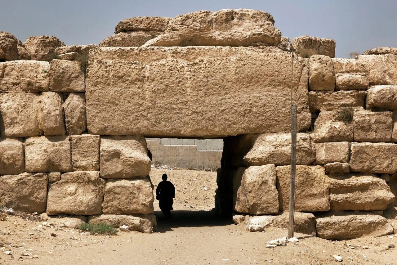 Next egypt. Тьерри анри в футболке spurs nba. Egypt stereotypes. Яркие путешествия. Шарм-эль-шейх пирамиды.