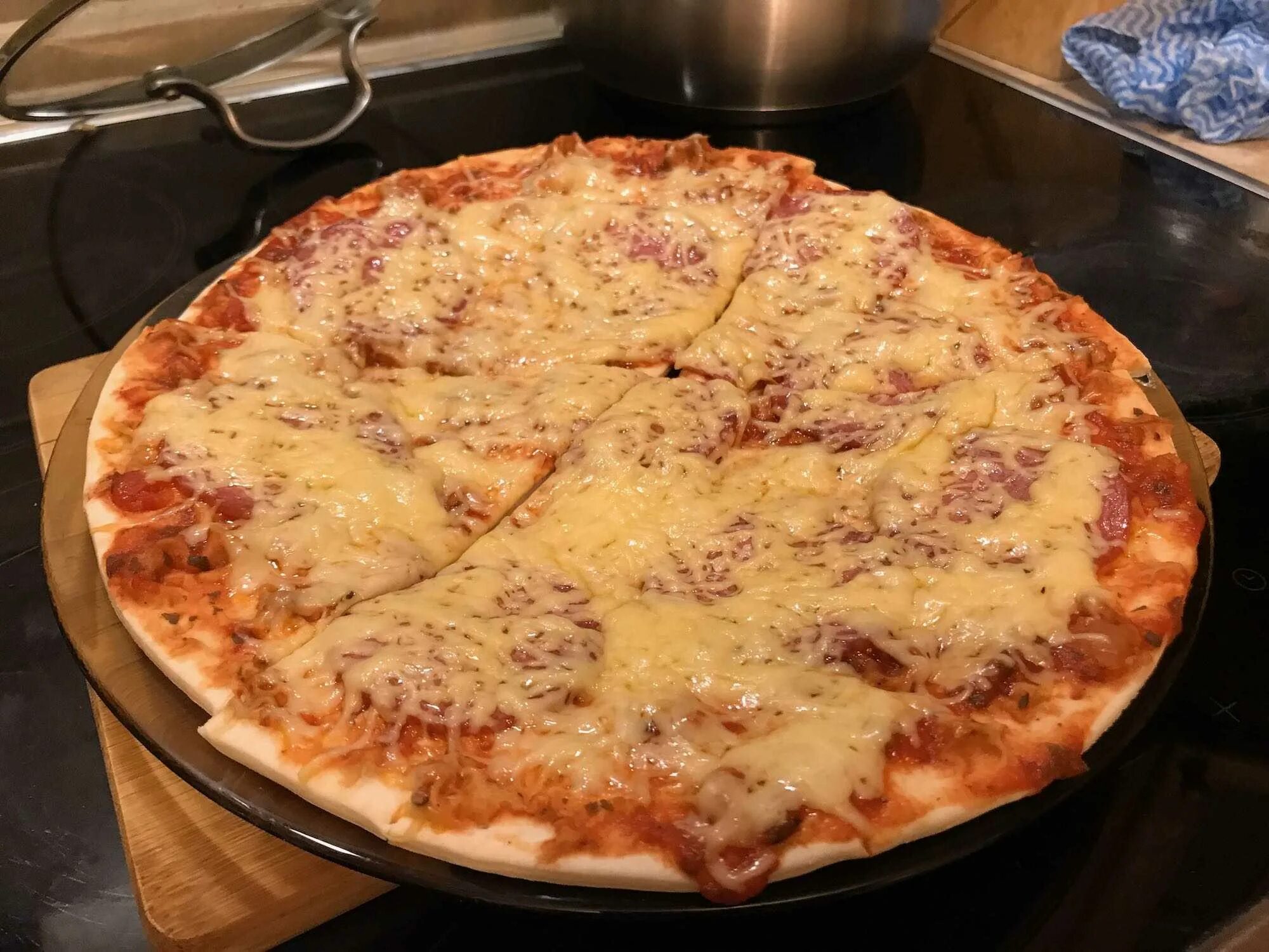 Пицца какой готов. Пицца домашняя. Пицца самодельная. Пицца домашняя круглая. Приготовление домашней пиццы.