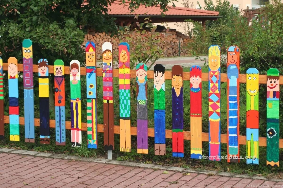 Украсить забор в детском саду. Разноцветный забор. Заборчик для детского сада на участок. Украсить столб.