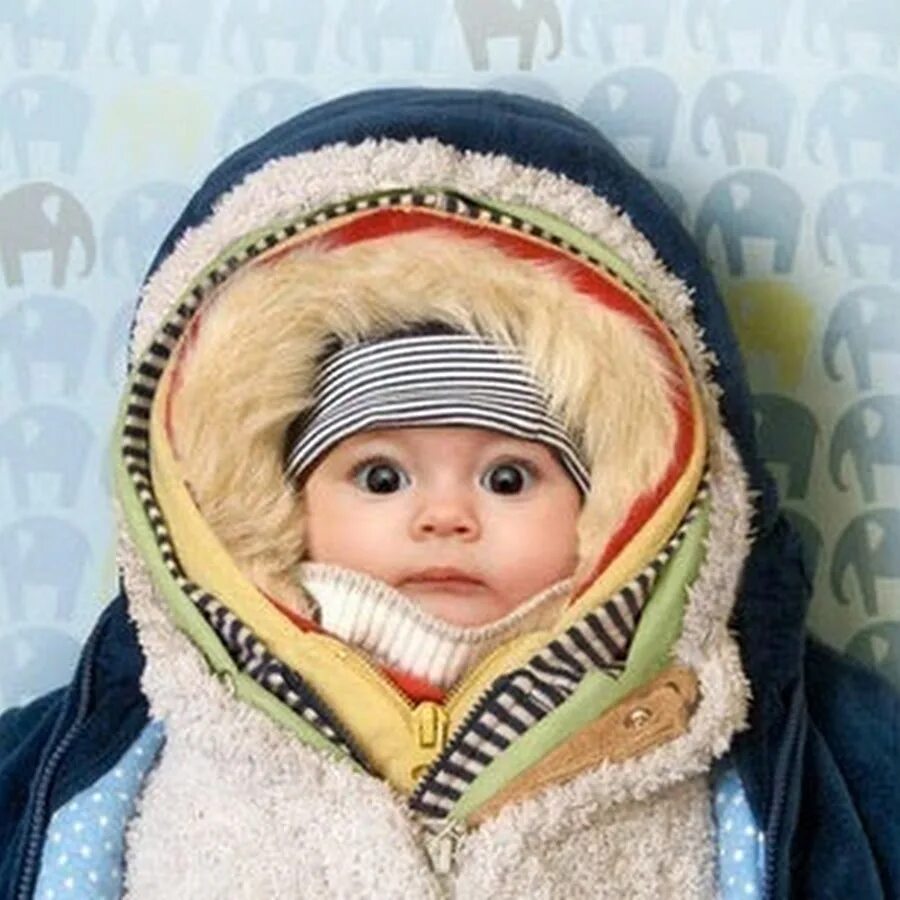 Дети одевались потеплее. Укутанный ребенок. Укутанный ребенок зимой. Малыш закутанный. Тепло одетый ребенок.
