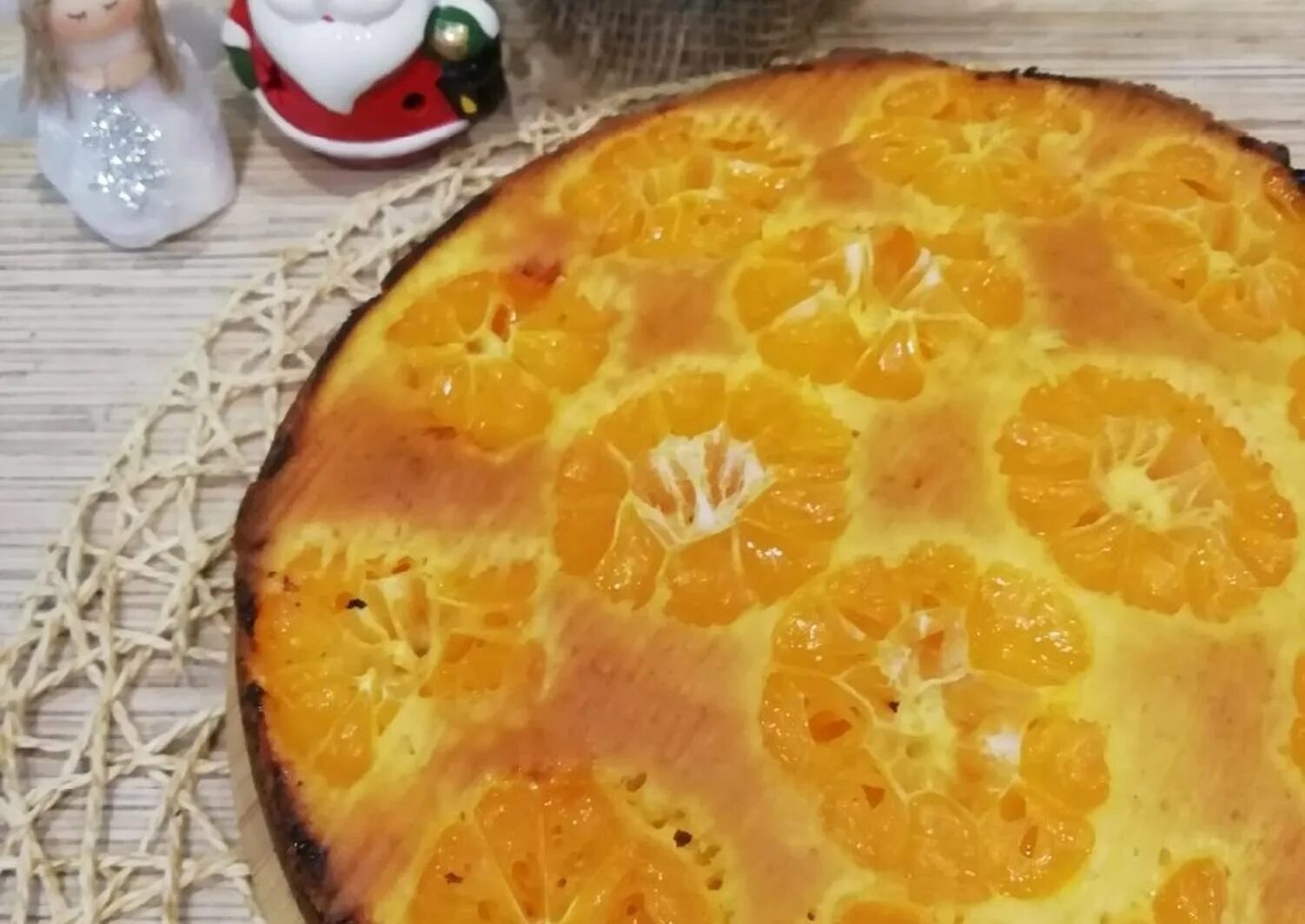 Пирог из свежих мандаринов. Пирог с мандаринами. пирог из мандарин. пирог с мандаринами в духовке. пирог с половинками мандаринов.