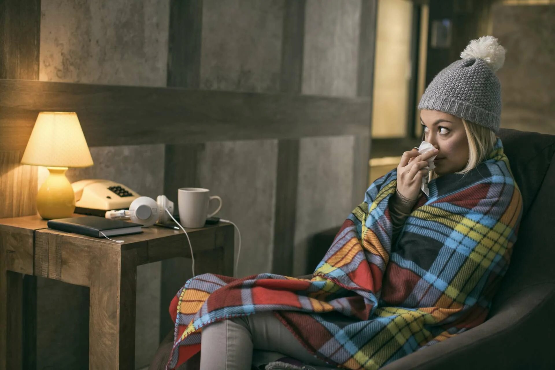 Девушка в пледе. Закутанный в плед. Девушка в пледе осень. Закутаться в плед. Девушка в пледе.