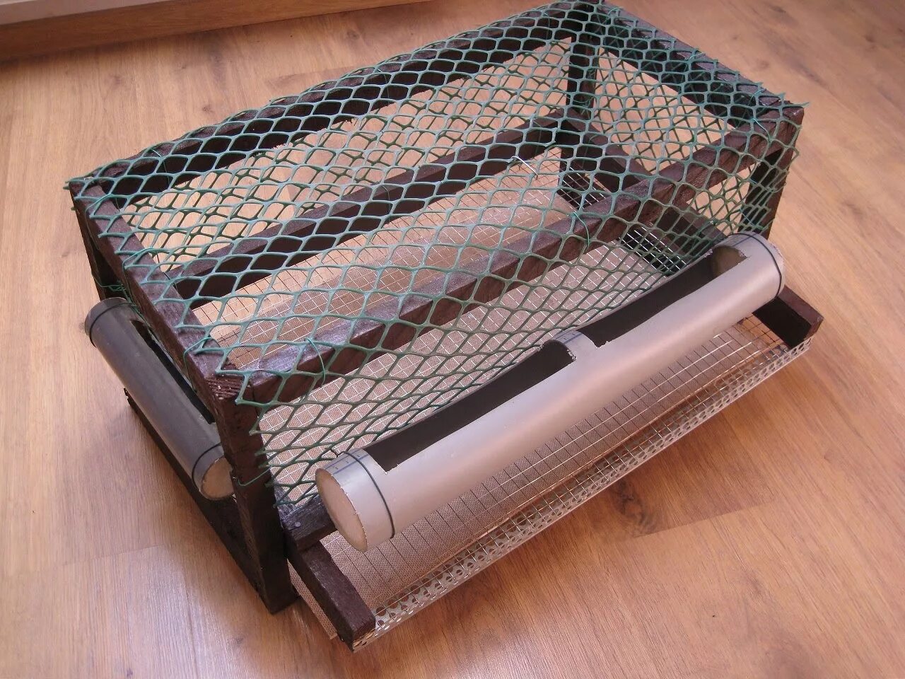 пластиковые клетки с перепелками. клетка из пластиковых ящиков. клетка для перепелов из пластика. клетка для перепелов из ящиков с яйцесборником. клетка для перепелов из пластиковых ящиков с яйцесборником.