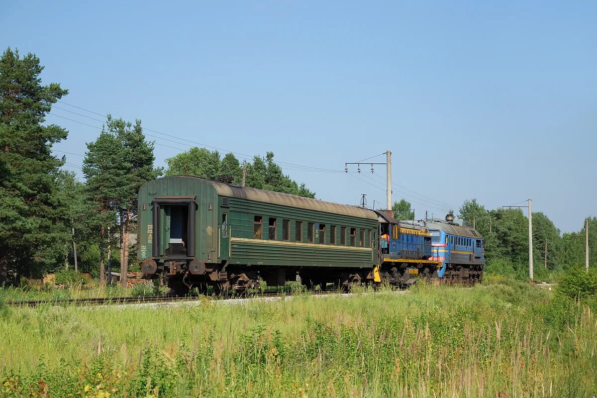 Дм62-1785. ЖД станция Подборовье. Поезд Хвойная Подборовье. Хвойная железная дорога.