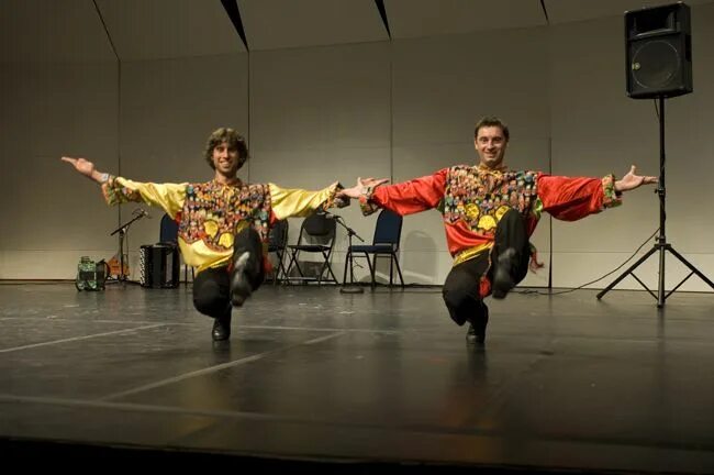 Русские народные танцы мужчины. Русский народный танец трепак. Присядка танец народный. Русские народные танцы в присядк. Русский народный танец присядка.