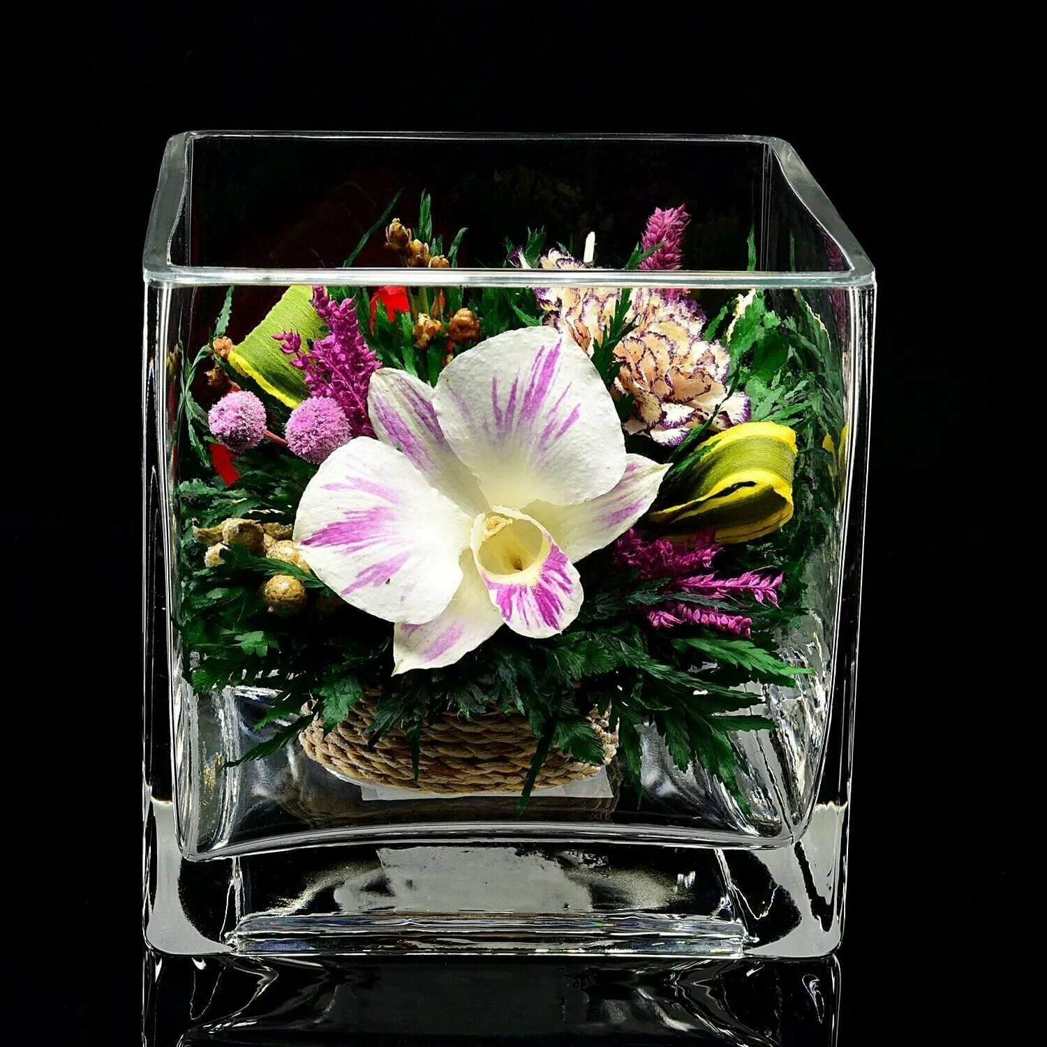 Ваза для живых цветов. Цветочная композиция. Цветочные композиции в стекле. Цветы в стеклянных вазах. Цветы в прозрачной вазе.