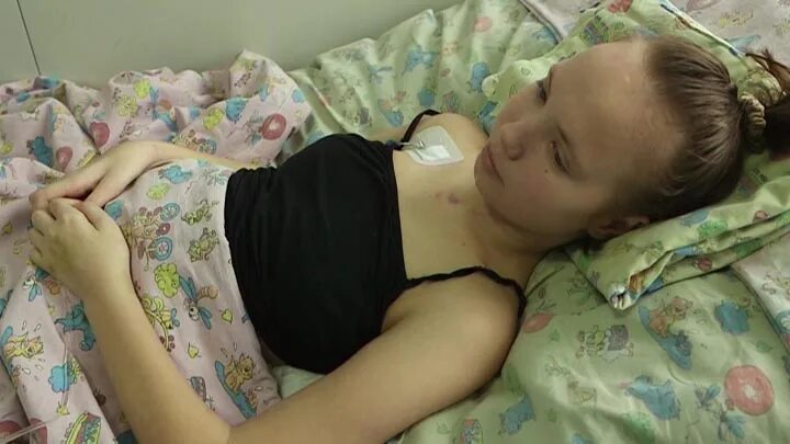 Больно ай клип. Мачете больно. Женя больно. Esmi певица больно. Женя больно домашнее.