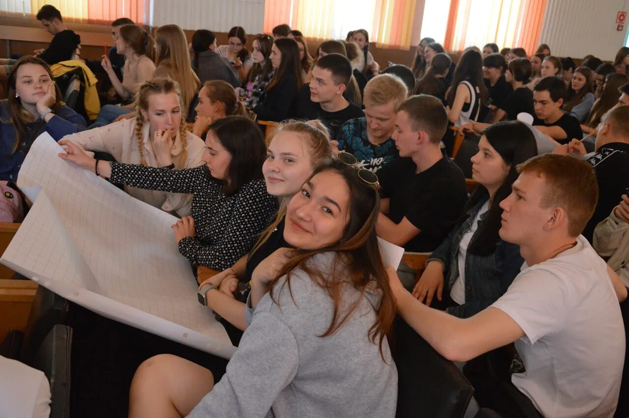 со студентами колледжа. парень техникума. со студентами колледжа. студенты колледжа. студенты на занятиях.