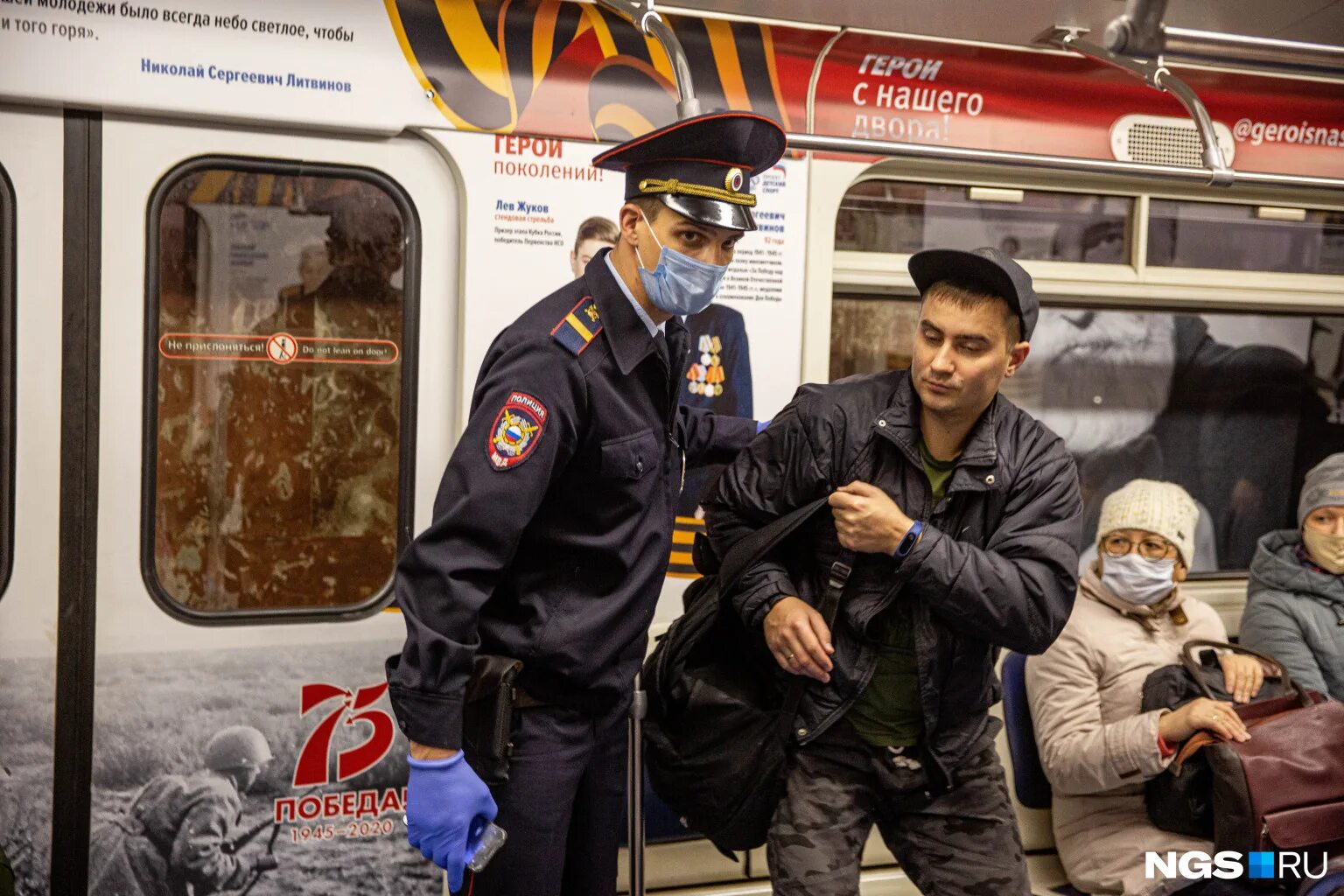 спуститься в метро. No pants subway ride москва. метро. No pants subway ride москва. с большой сумкой в метро.