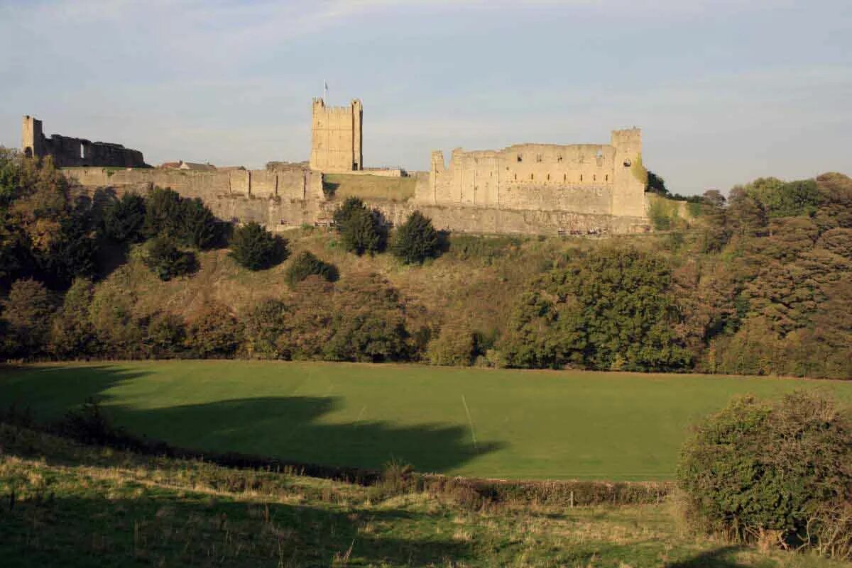 Richmond castle. Замок Ричмонд Англия. Замок герцога Ричмондского. Ричмондский замок в Северном Йоркшире. Ричмондский дворец, вид с Юго-Запада.