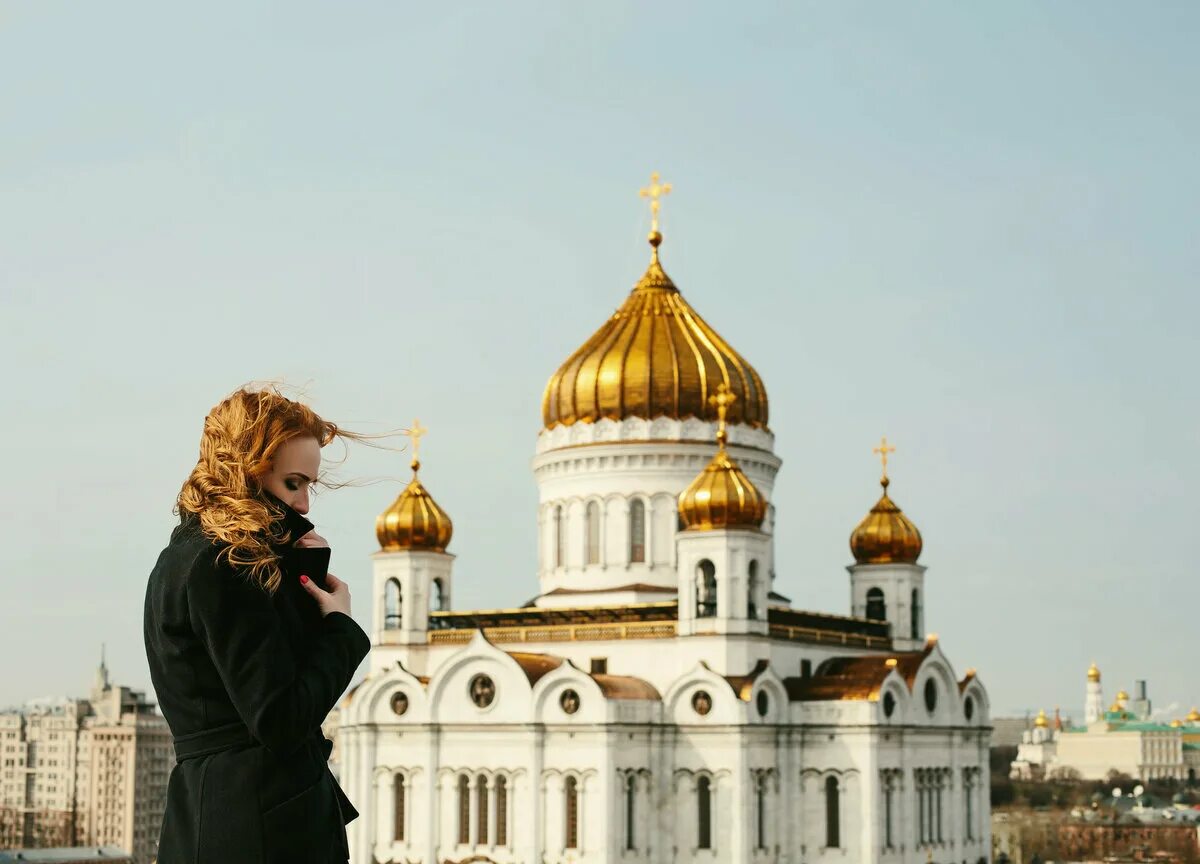 Девушка в храме. Православная женщина в храме. Люди возле храма. Девушка возле церкви.