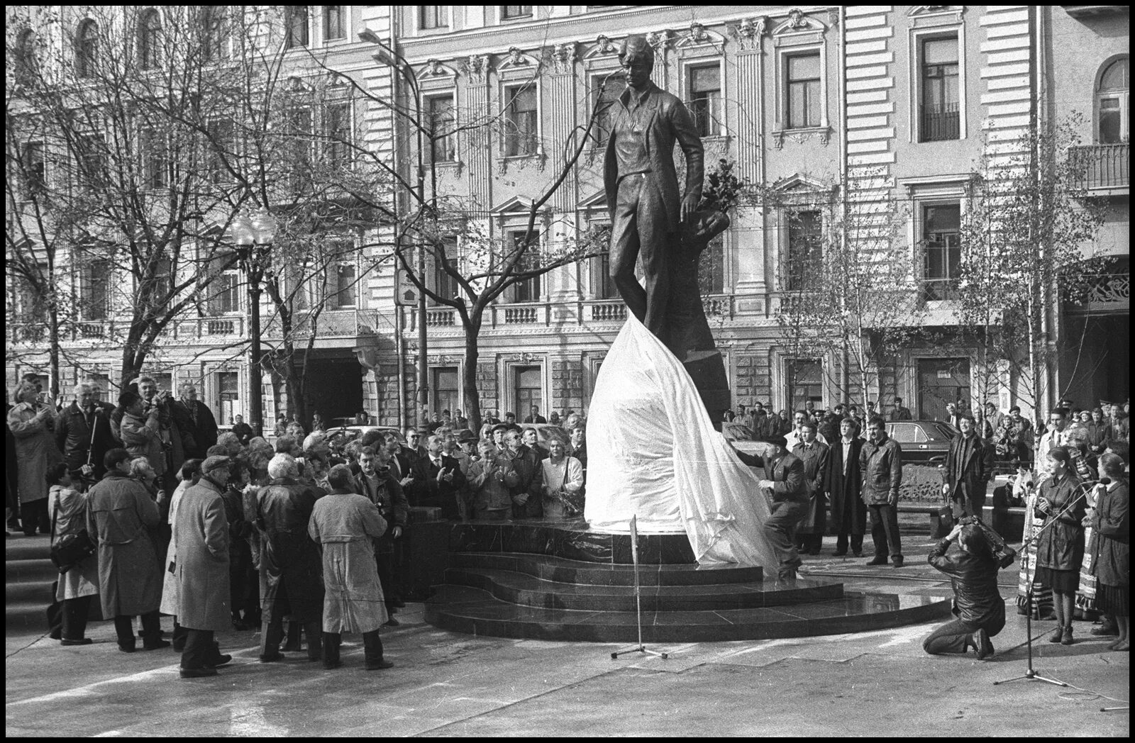 Москва без средств. Есенин на Тверском бульваре. Памятник Сергею Есенину в Москве на Тверском бульваре. Памятник на Тверском бульваре. Открытие памятника Есенину в Москве на Тверском бульваре.