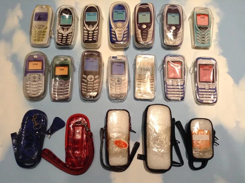 Спб старый телефонов. Старые чехлы для телефонов. Чехлы для старых мобильных телефонов. Чехол для кнопочного телефона. Чехол для старого кнопочного телефона.
