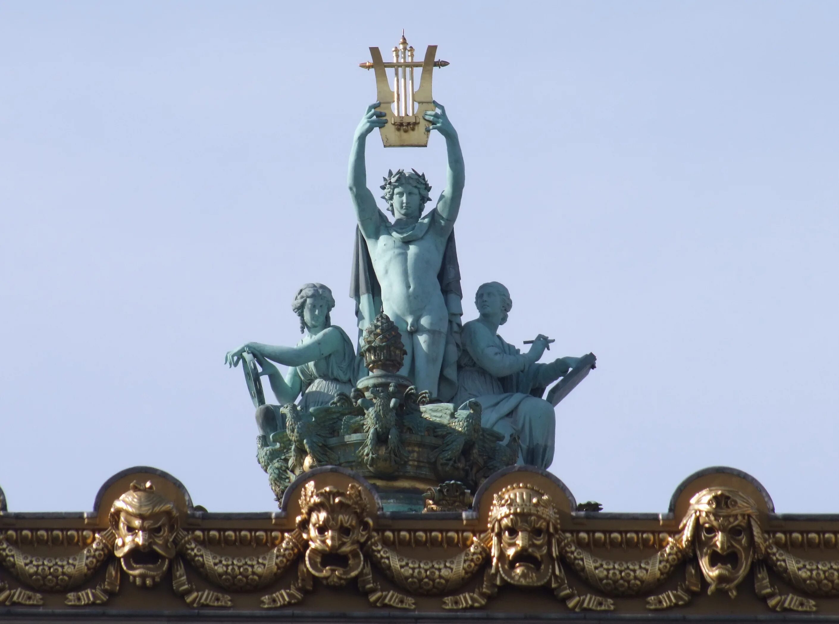 Статуя ньо. Театр оперы и балета саратов скульптура. Опера гарнье аполлон. Скульптура оперы. Одесский театр статуи.