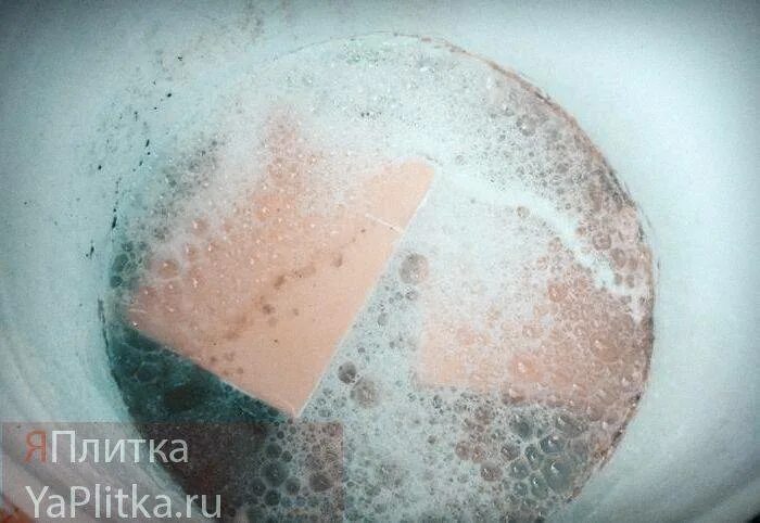 Зачем замачивать плитку перед укладкой. Замачивание плитки перед укладкой. Замачивают ли плитку перед поклейкой. Замачивание плитки перед укладкой. Для чего замачивают керамическую плитку перед укладкой.