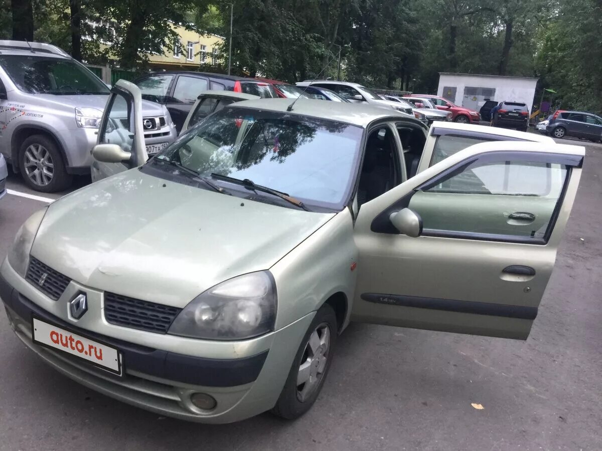 Renault symbol 2002.