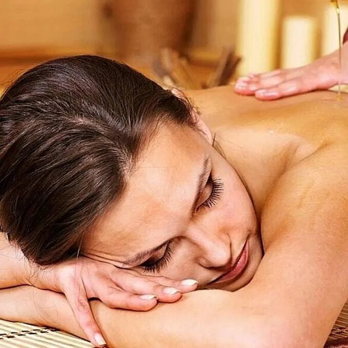 Oil massage videos. Расслабляющий массаж. Массаж картинки. Масло для массажа. Масляный массаж тела.