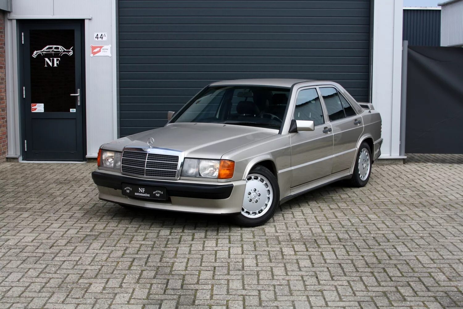 Мерседес w201 купить. Mercedes-Benz 190 (w201). Мерседес Бенц 190е. Mercedes-Benz 190e 2.3-16. Mercedes 190 w201.