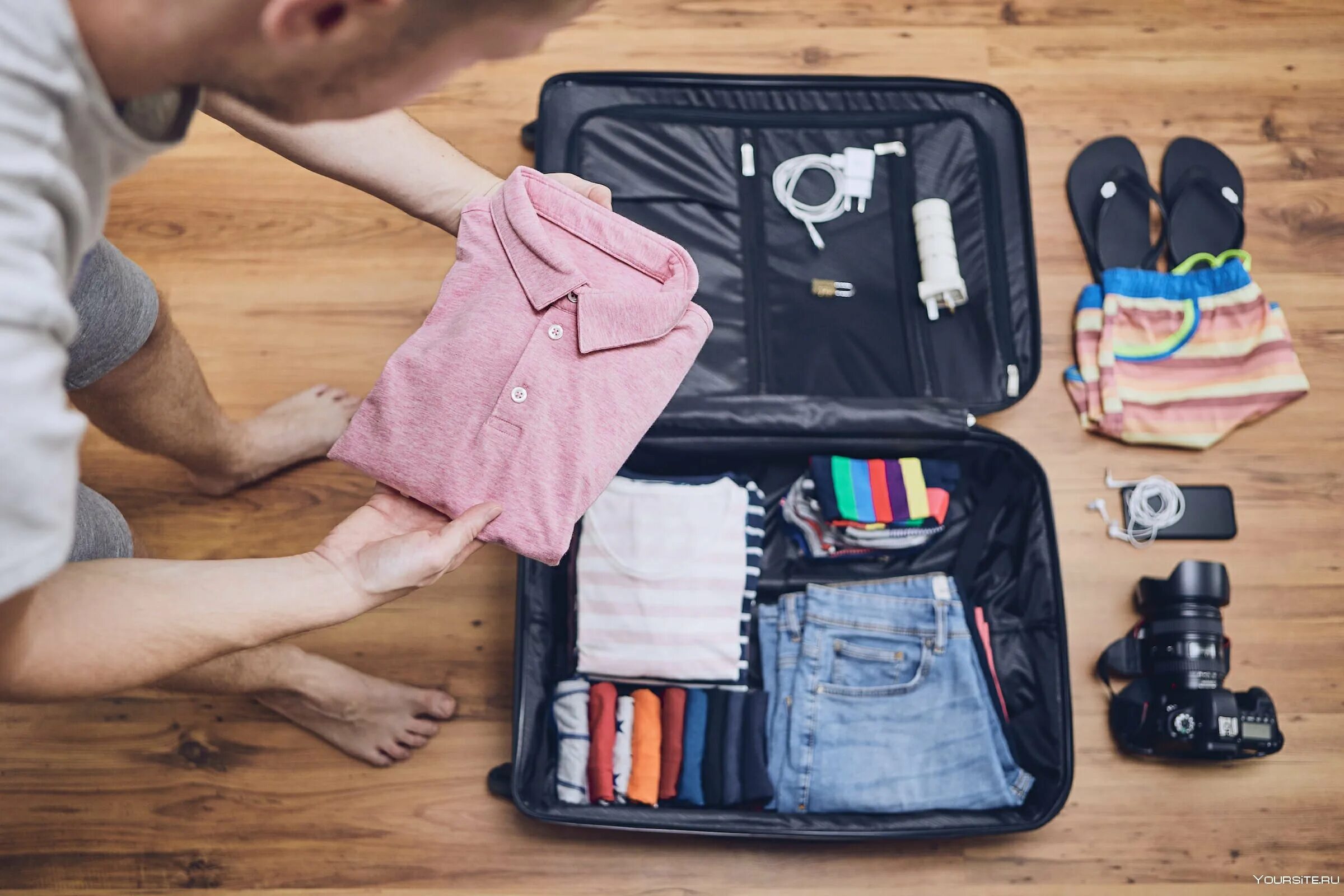 Items things. Вещи в путешествие. Собранные чемоданы с вещами. Собранный чемодан. Собираем вещи в путешествие.