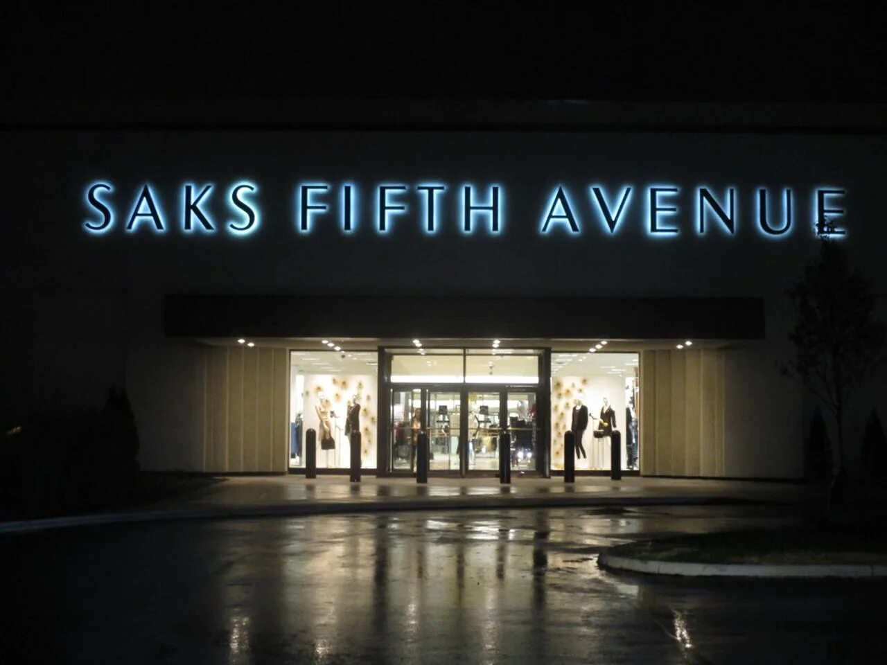 Saks fifth. Saks 5 Авеню. Магазин Saks. Saks Fifth Avenue New York. Saks магазин в США.