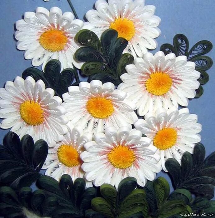 Цветы в технике мастер класс. Квиллинг ромашки. Ромашки в технике квиллинг. Квиллинг цветы ромашки. Ромашка в стиле квиллинг.