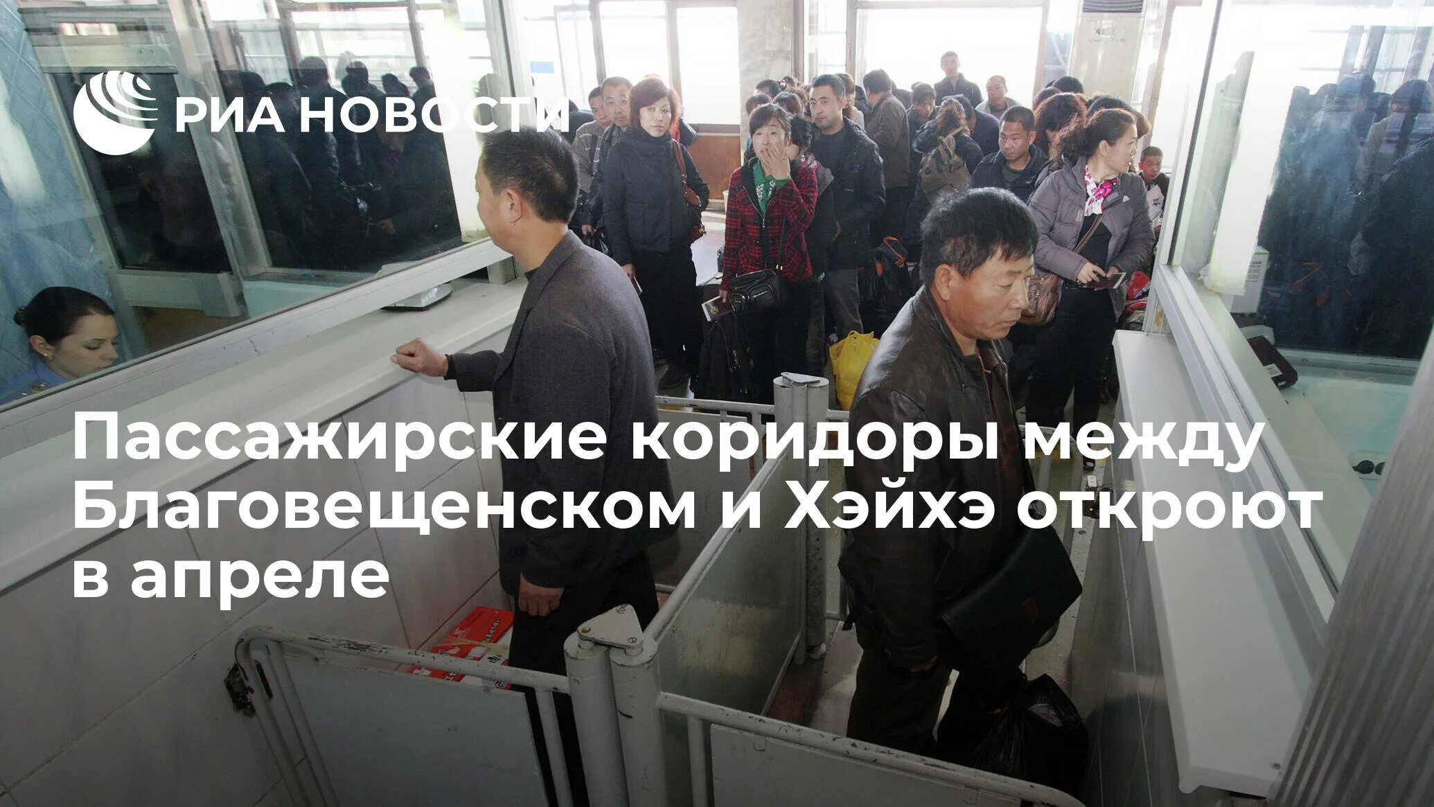 толпа китайских туристов. китай много людей. азиаты в россии. китайцы в москве. китайцы в россии.