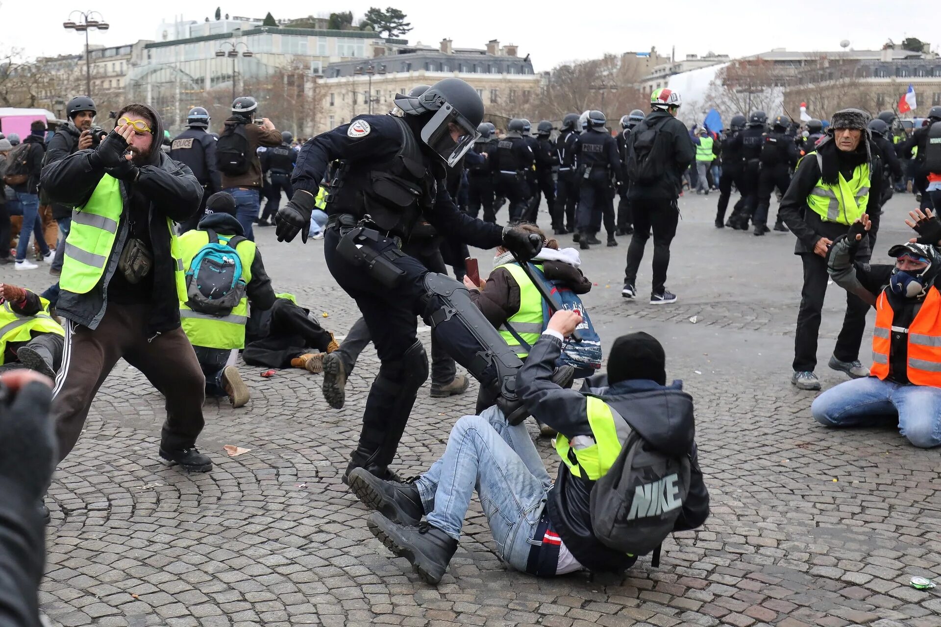 Подавление демонстрации. Полиция на протестах во франции. разгон демонстрантов в европе. разгон демонстрации во франции. разгон демонстрантов в париже.