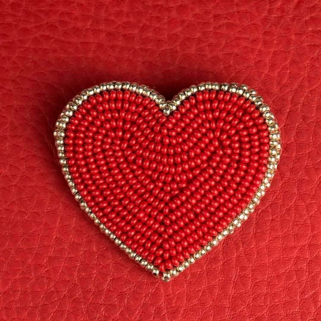 Сердечко из бисера из лески. Сердечко из бисера. брошь сердечко. брошь из бисера сердечко. брошь бисером сердце.
