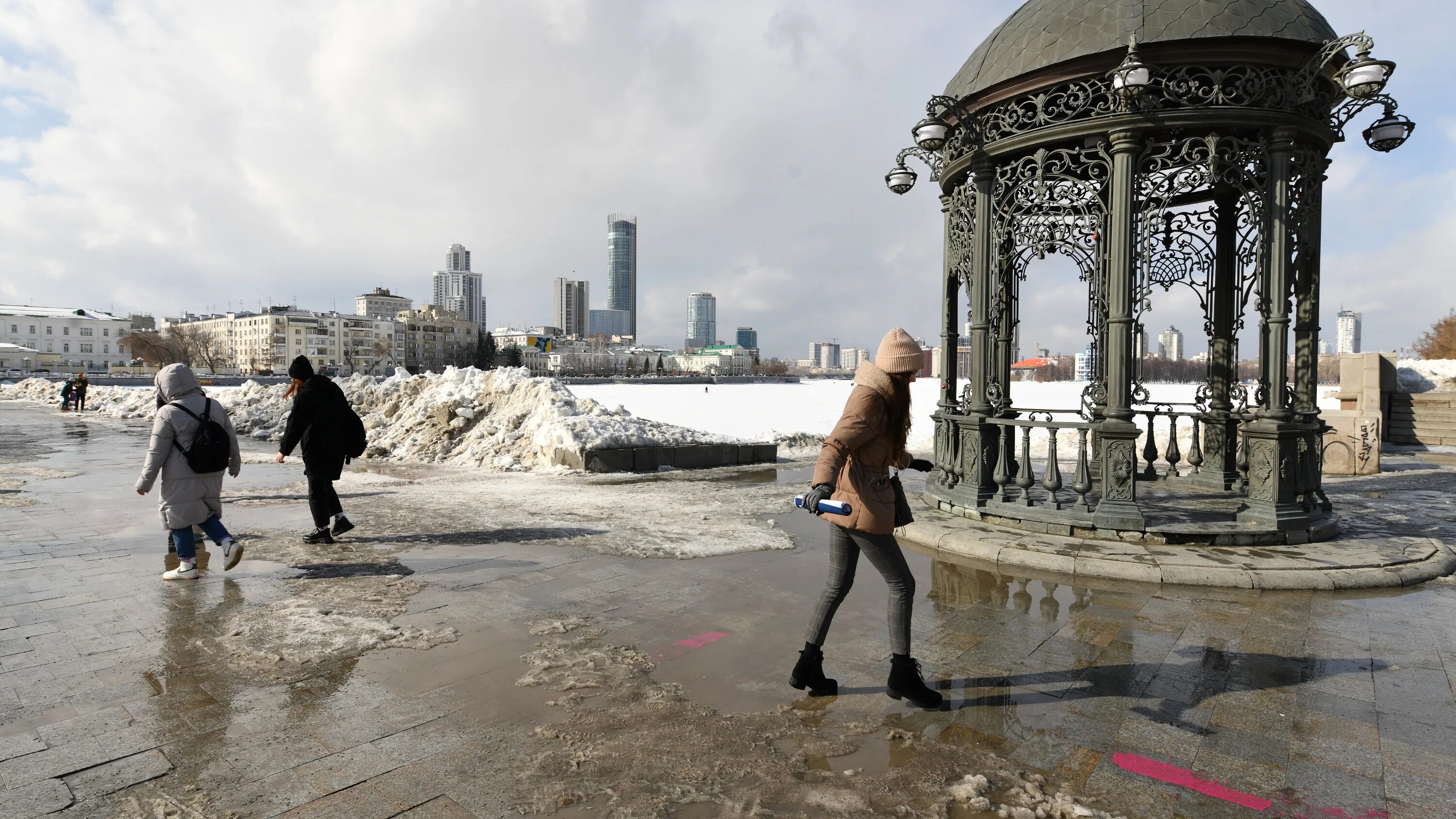 Завтра будет 0 градусов. Екатеринбург в феврале. В Екатеринбурге потеплеет. Екатеринбург в январе. Оттепель в Екатеринбурге.